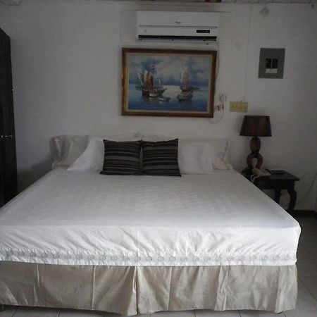 Roots Bamboo Beach Resort Негрил Екстериор снимка
