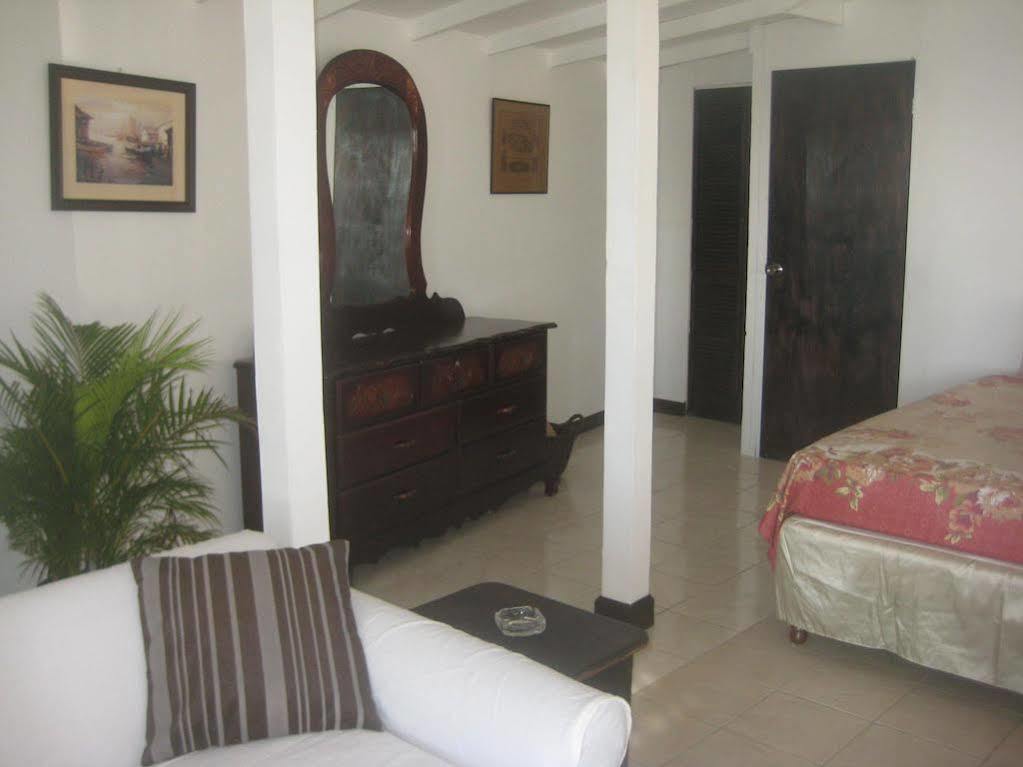 Roots Bamboo Beach Resort Негрил Екстериор снимка