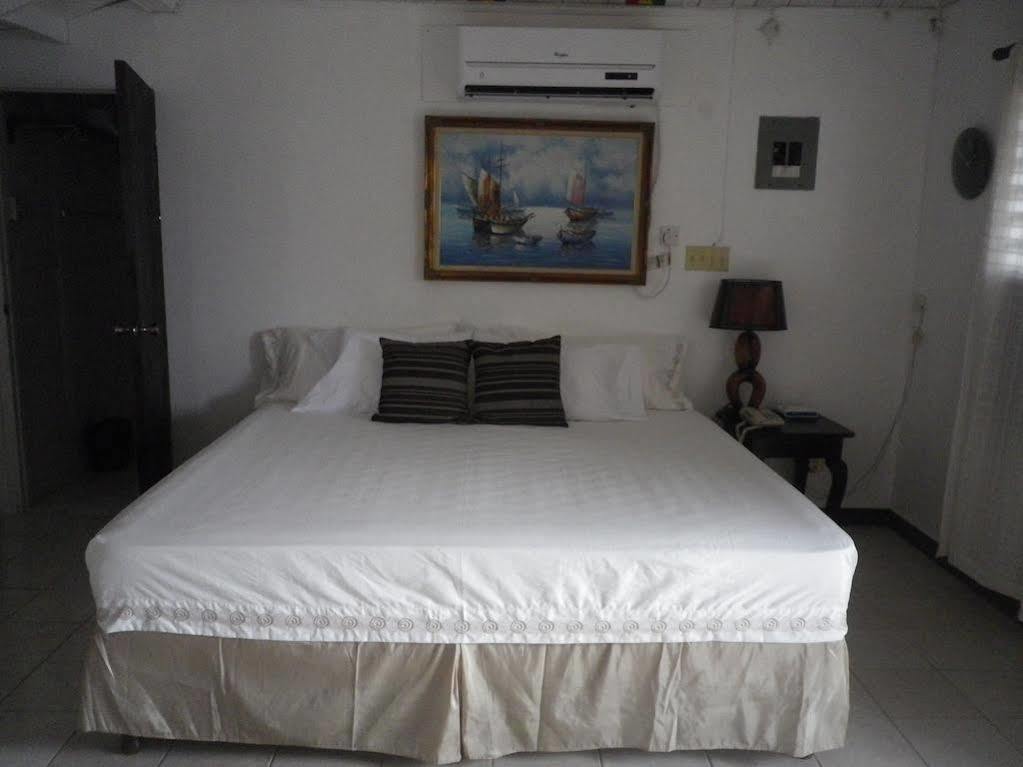 Roots Bamboo Beach Resort Негрил Екстериор снимка