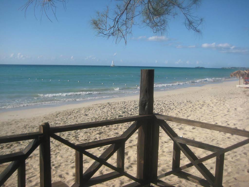 Roots Bamboo Beach Resort Негрил Екстериор снимка