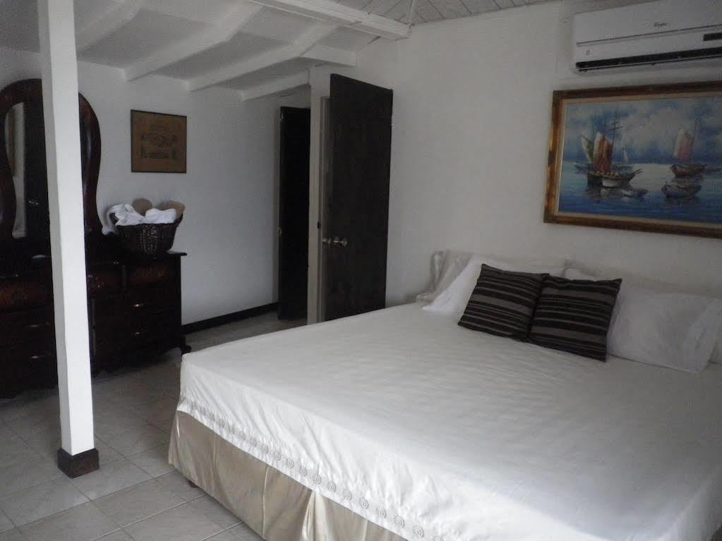 Roots Bamboo Beach Resort Негрил Екстериор снимка